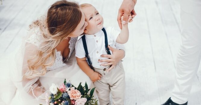 Dijte sa majkom na proslavi vjnjčanja