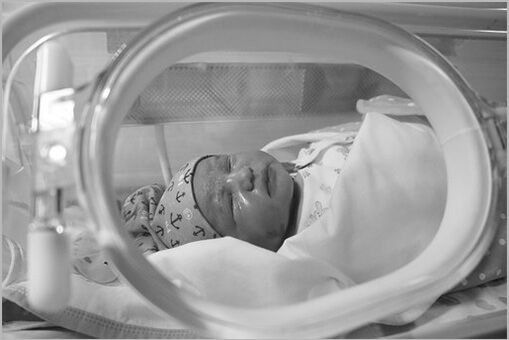 Novorođenče u inkubatoru nakon prijevremenog rođenja.