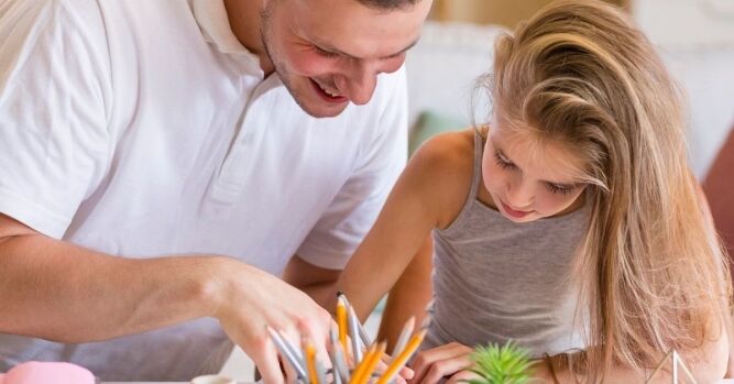 Druženje djevojčice s tatom