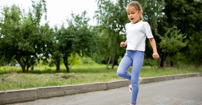 Djevojčica se igrani vani školice