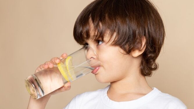 Dijete pije vodu s limunom – primjer pravilne rehidracije kod proljeva