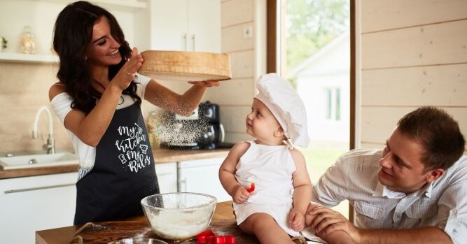 Mama priprema dohranu za dojenče