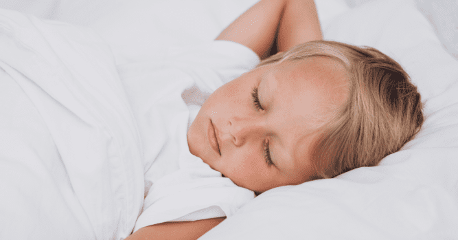 Dijete se odmara i spava