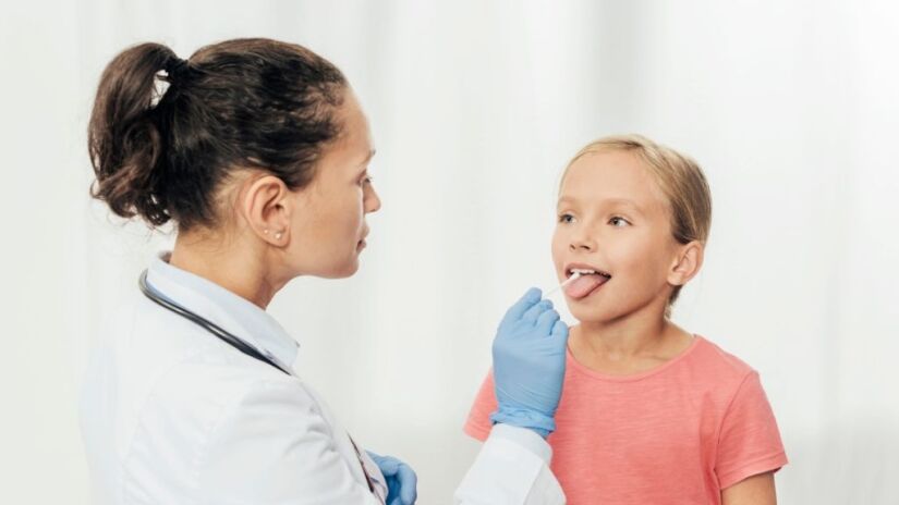 Doctor check Streptococcal-pharyngitis