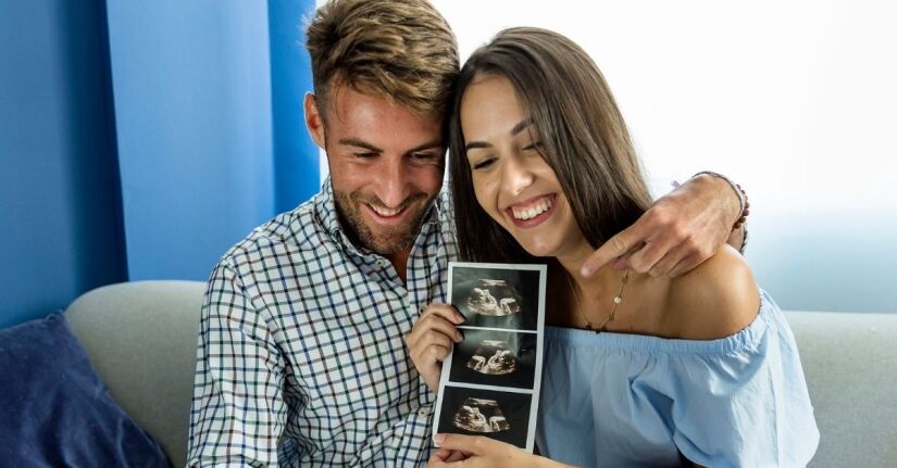 Našmijani par drži ultrazvučne slike i veseli se trudnoći nakon potpomognute oplodnje