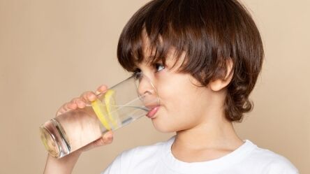 Dijete pije vodu s limunom – primjer pravilne rehidracije kod proljeva