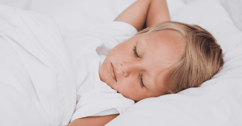 Dijete se odmara i spava