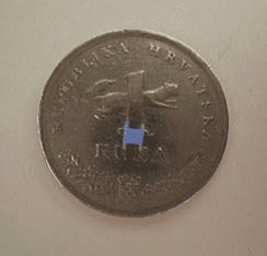 Ventilacijska cijev za uho u odosu prema kovanici od 1 kune - Littledot