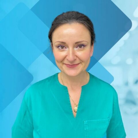 Ana Križanović Križanović dr. med. - Abdominalna kirurgija, - Opća kirurgija - Iskusna kirurginja za trbušnu šupljinu i laparoskopiju. Dostupna online za savjet – bez čekanja. | LittleDot