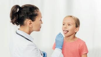 Doctor check Streptococcal-pharyngitis