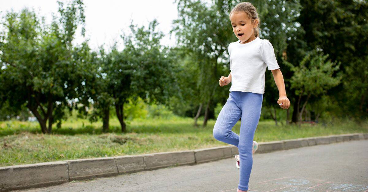 Djevojčica se igrani vani školice