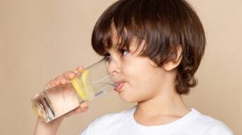 Dijete pije vodu s limunom – primjer pravilne rehidracije kod proljeva