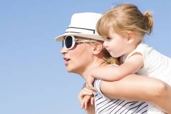 Mama i djete uzivaju u igri na plazi