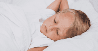 Dijete se odmara i spava